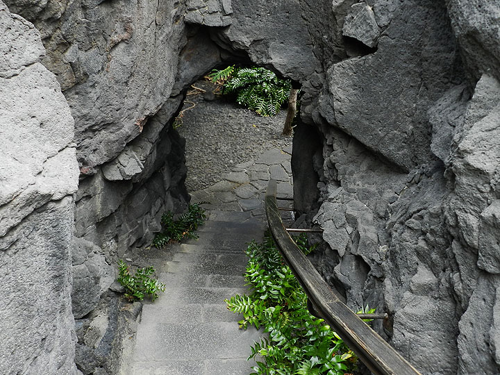 Eingang zu den Räumen in den Lavahöhlen