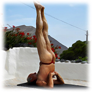 Nackt Yoga auf der Terrasse