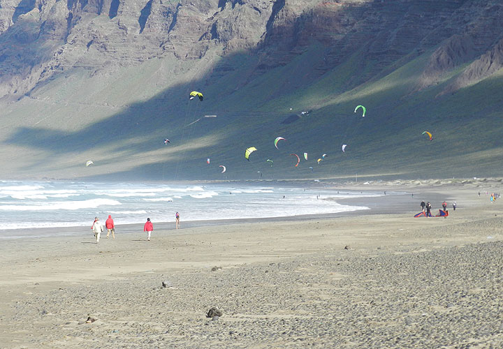 Kitesurfer am Strand von Famara auf Lanzarote