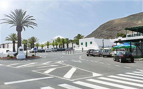 Dorfplatz mit Palme und der Bar Femés