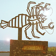 Skulptur von César Manrique vor dem Eingang