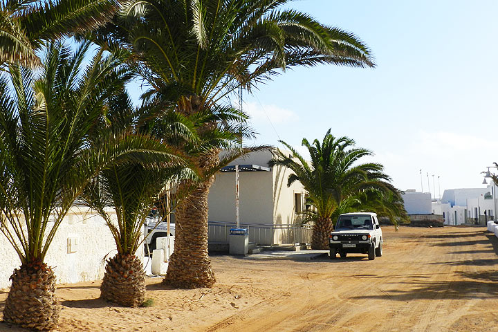 Sandpisten und Palmen im Ort