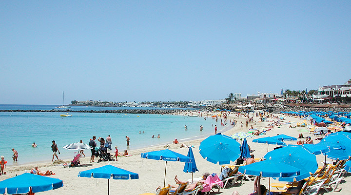 Playa Dorada Sandstrand in Playa Blanca