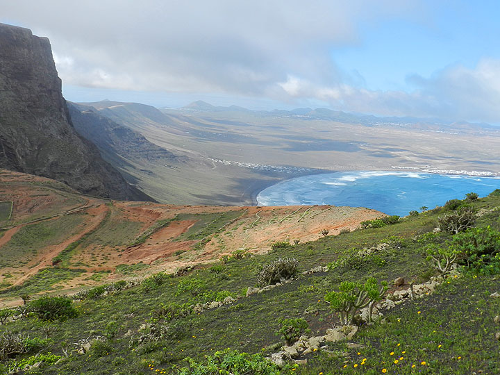 Blick vom Risco auf die Bucht von Caleta de Famara