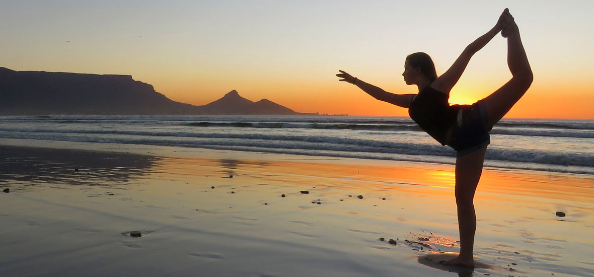 Yoga am warmen Strand